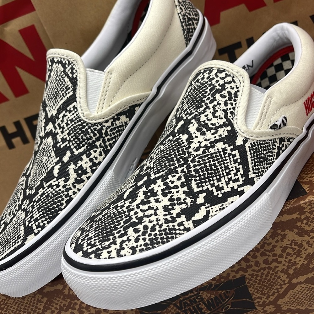 Vans WMNS Skate Slip-On Hockey Skateboards Snake
VN0A5FCA7W1
Sneakers - Picture 7 of 16